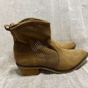 Mi.iM SZ 7.5 Brown Suede Ankle Boots